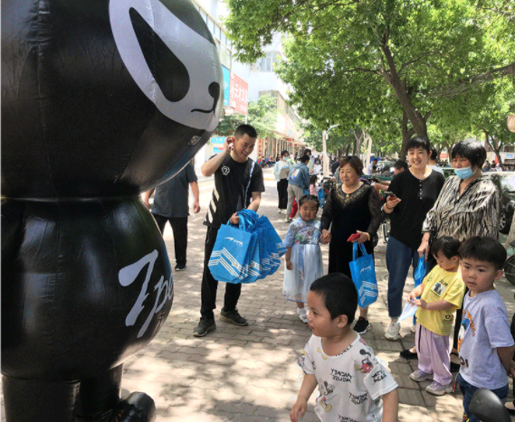 七波辉明星店双店齐开，点燃全城热潮