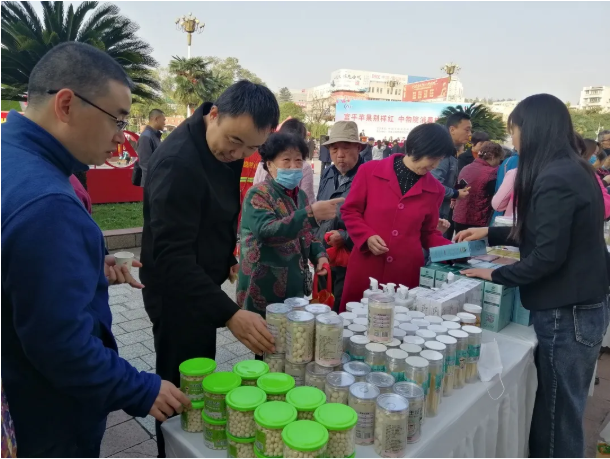 助力消费扶贫 圣唐乳业走进【富平县消费扶贫暨富平苹果走进中物院】活动现场