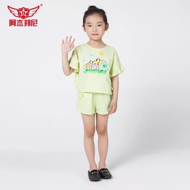 <a href='http://www.61kids.cn/ag?key=阿杰邦尼' target='_blank_'>阿杰邦尼</a>暑假不知穿什么不如试试套装