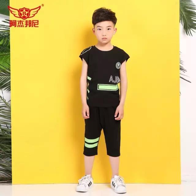 <a href='http://www.61kids.cn/ag?key=阿杰邦尼' target='_blank_'>阿杰邦尼</a>暑假不知穿什么不如试试套装