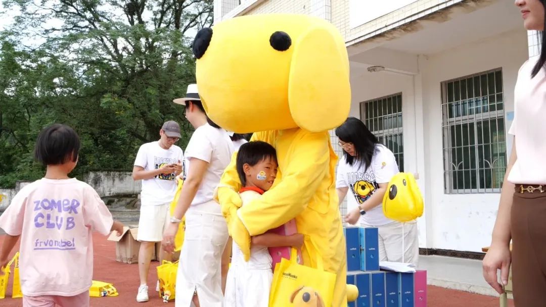 哈贝多“以爱为名、助力成长，一起抱抱，爱更美好”——8.8 贝贝节公益行活动走进江英坑边小学