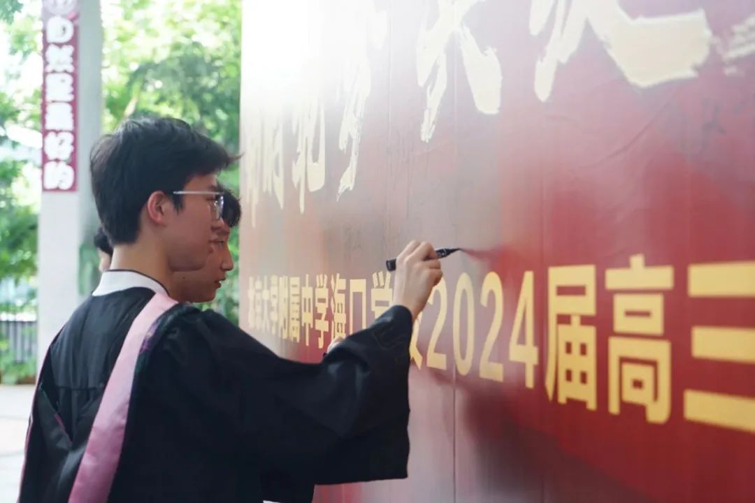 飒美特校服：毕业季这是滚烫青春里的最沸腾一章！