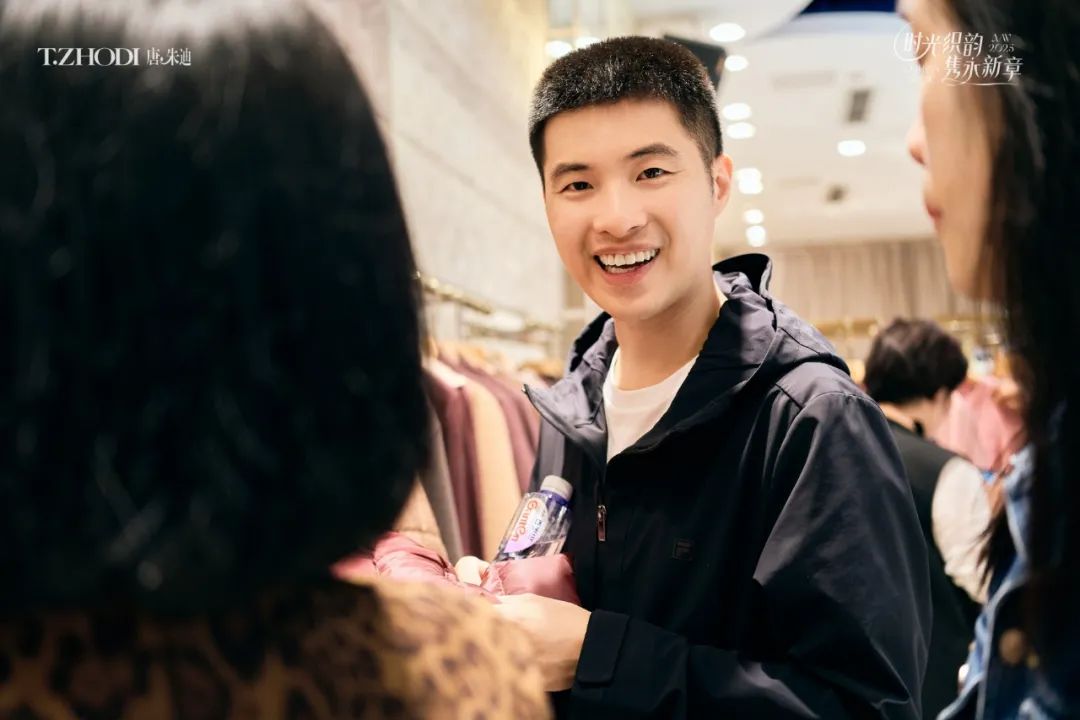 唐朱迪“时光织韵,隽永新装”2025秋冬新品发布会璀璨落幕!