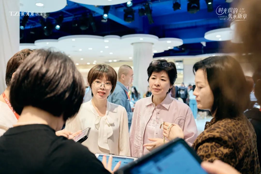 唐朱迪“时光织韵,隽永新装”2025秋冬新品发布会璀璨落幕!