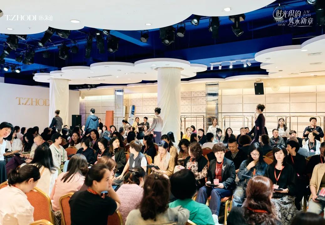 唐朱迪“时光织韵,隽永新装”2025秋冬新品发布会璀璨落幕!